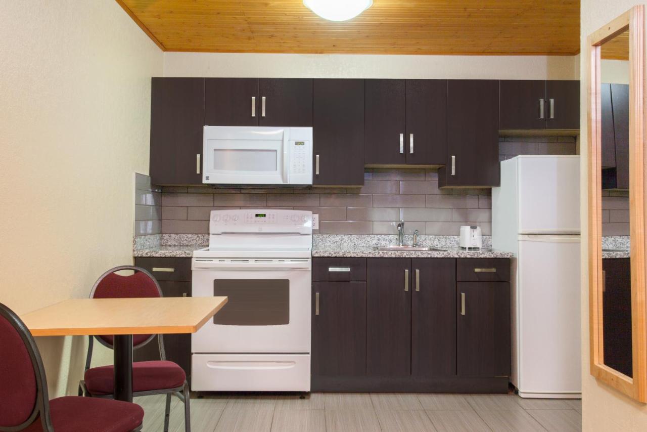 Econo Lodge Inn & Suites メディシンハット エクステリア 写真