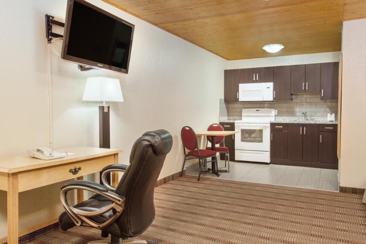 Econo Lodge Inn & Suites メディシンハット エクステリア 写真