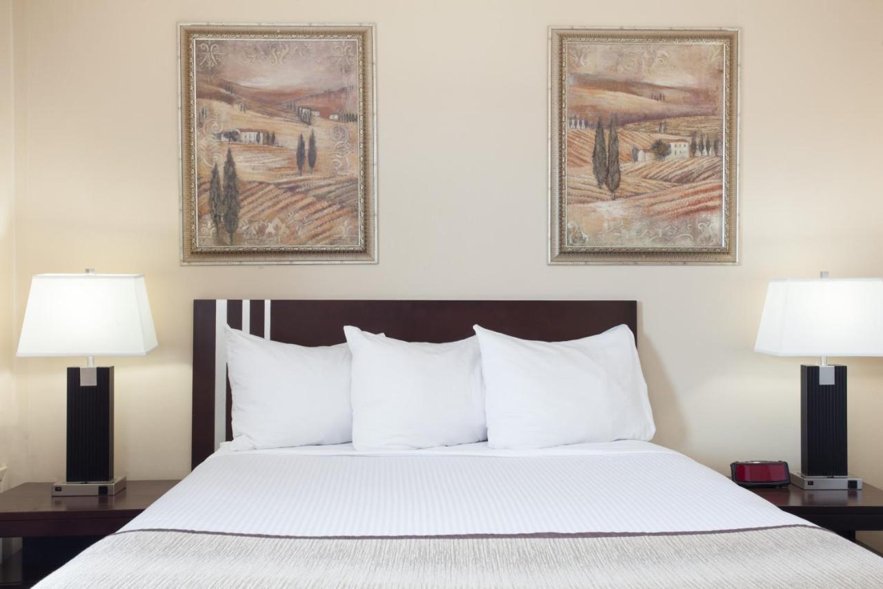Econo Lodge Inn & Suites メディシンハット エクステリア 写真