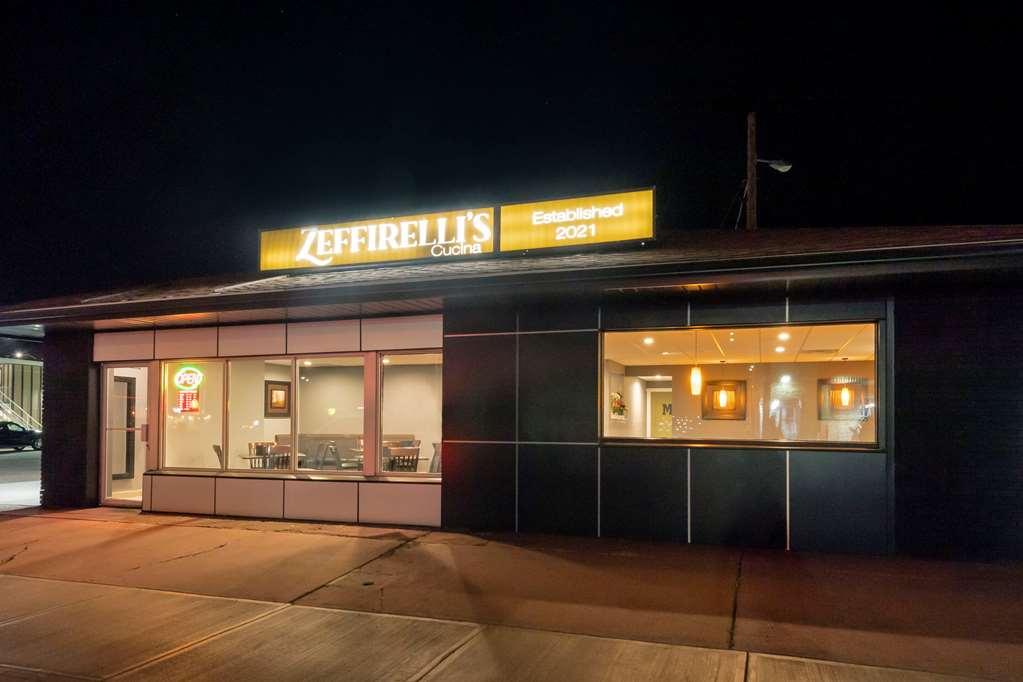 Econo Lodge Inn & Suites メディシンハット エクステリア 写真